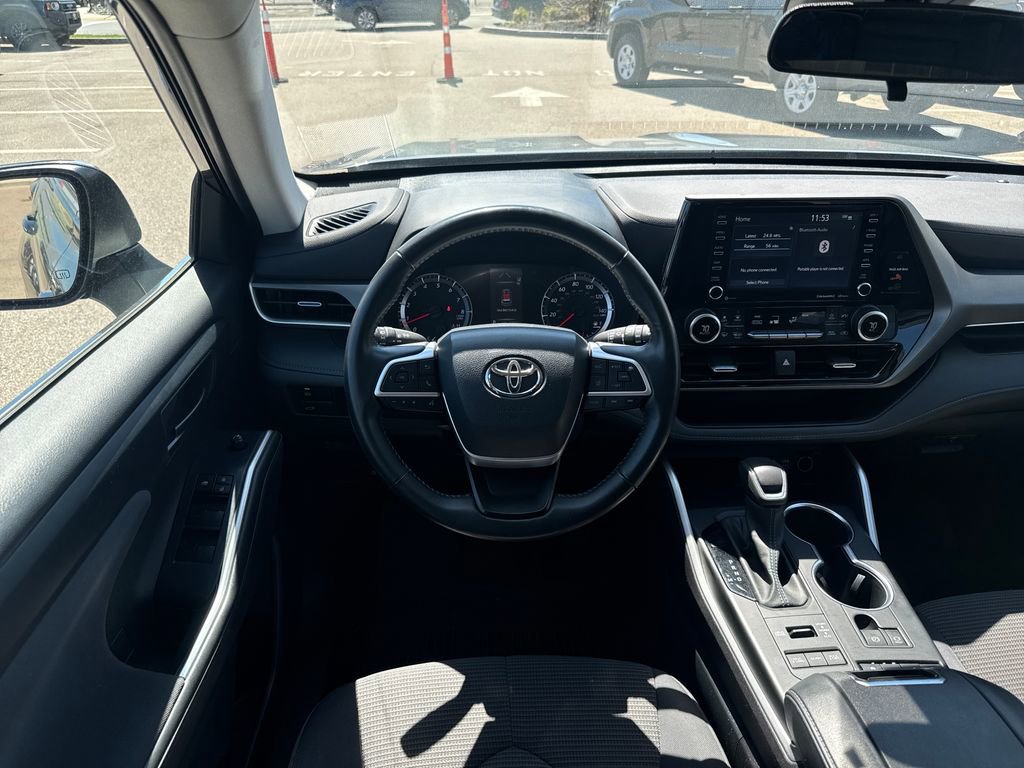 Used 2022 Toyota Highlander LE AWD/4WD image 11
