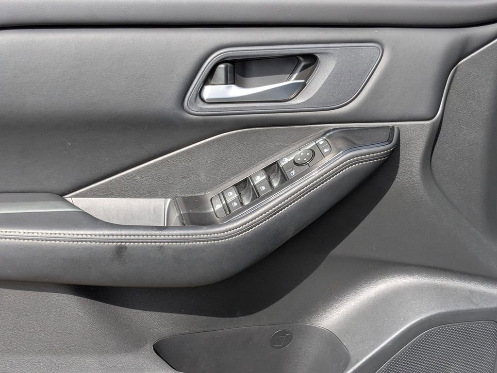 Used 2025 Nissan Rogue SV image 11