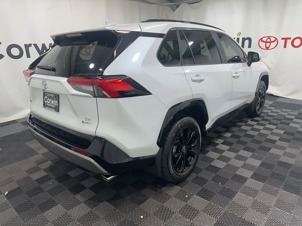 Used 2025 Toyota RAV4 SE image 6