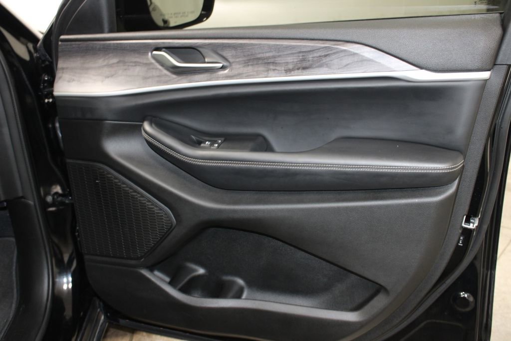 Used 2023 Jeep Grand Cherokee Limited image 23