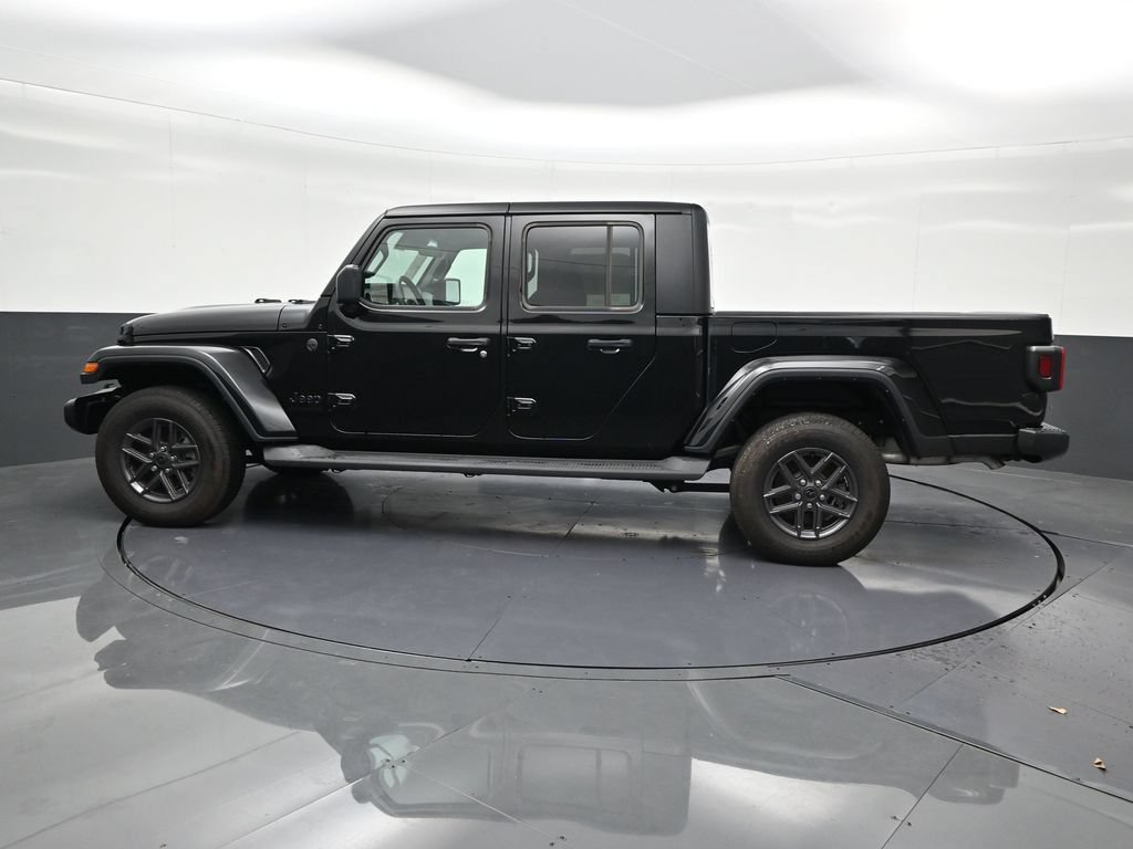 Used 2025 Jeep Gladiator Sport AWD/4WD image 2
