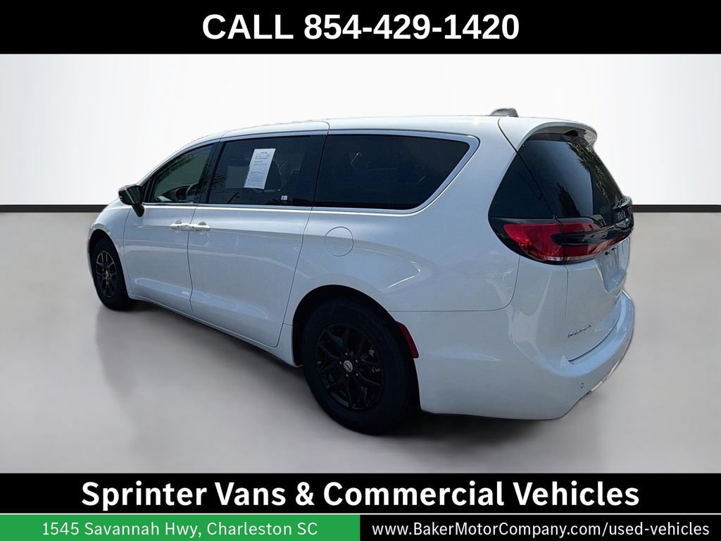 Used 2024 Chrysler Pacifica Touring-L FWD image 7