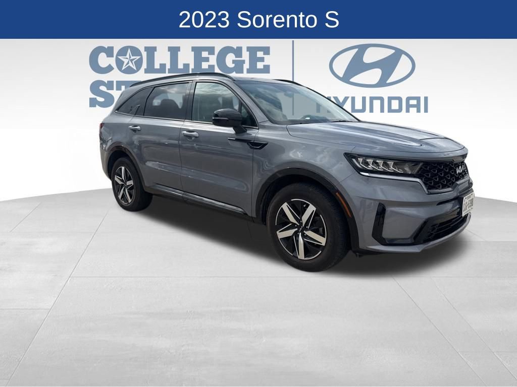 Used 2023 Kia Sorento S w/ Panoramic Sunroof Package