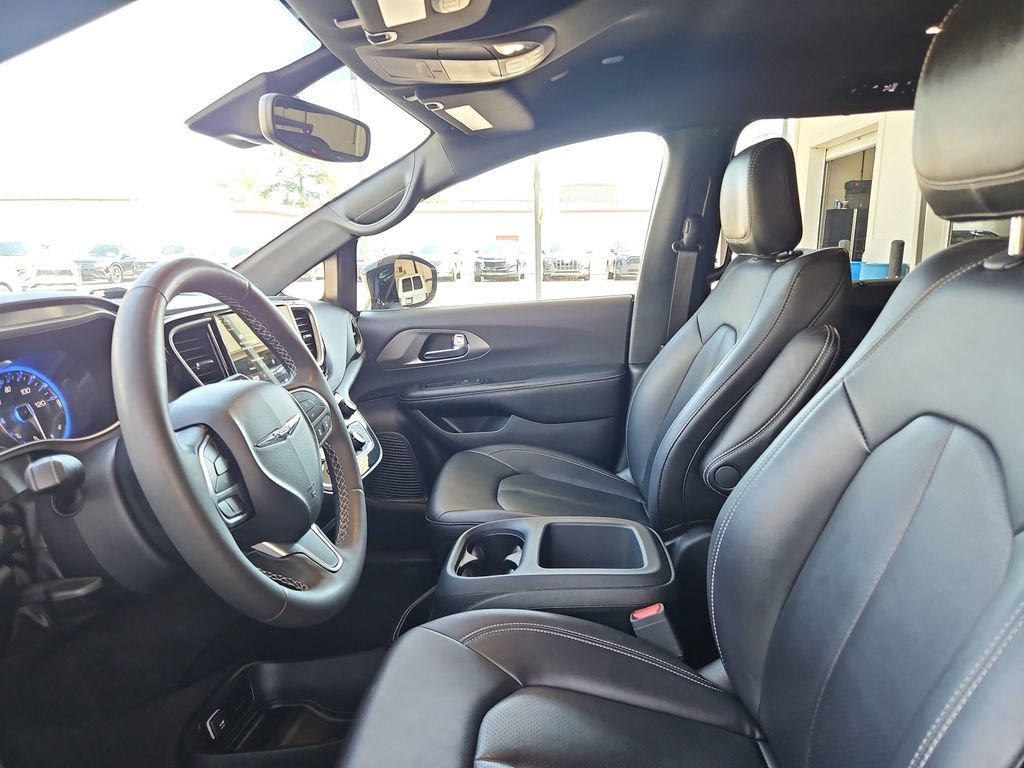 Used 2025 Chrysler Pacifica Select FWD image 23