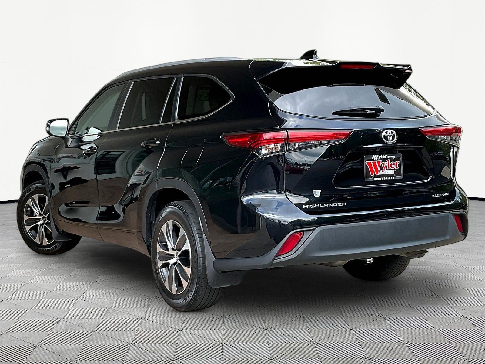 Used 2023 Toyota Highlander XLE AWD/4WD image 4