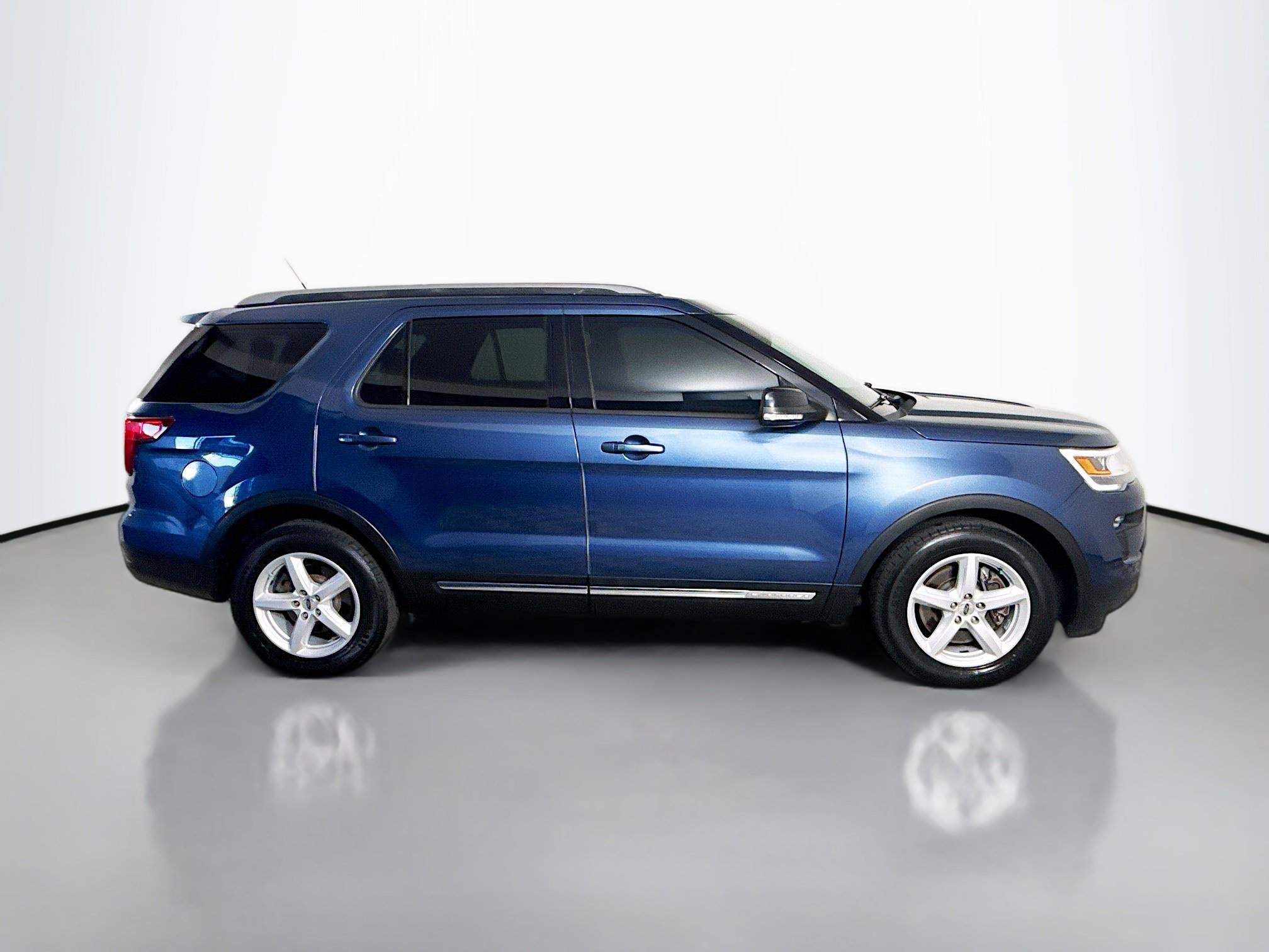 Used 2018 Ford Explorer XLT w/ Equipment Group 202A image 11