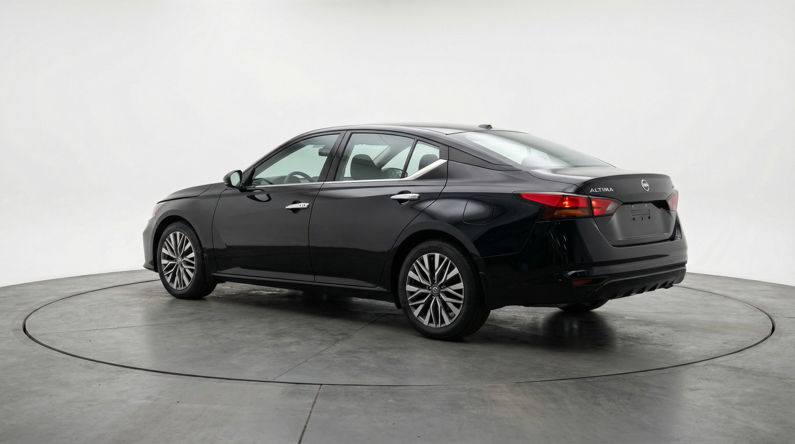 Used 2025 Nissan Altima 2.5 SV image 6