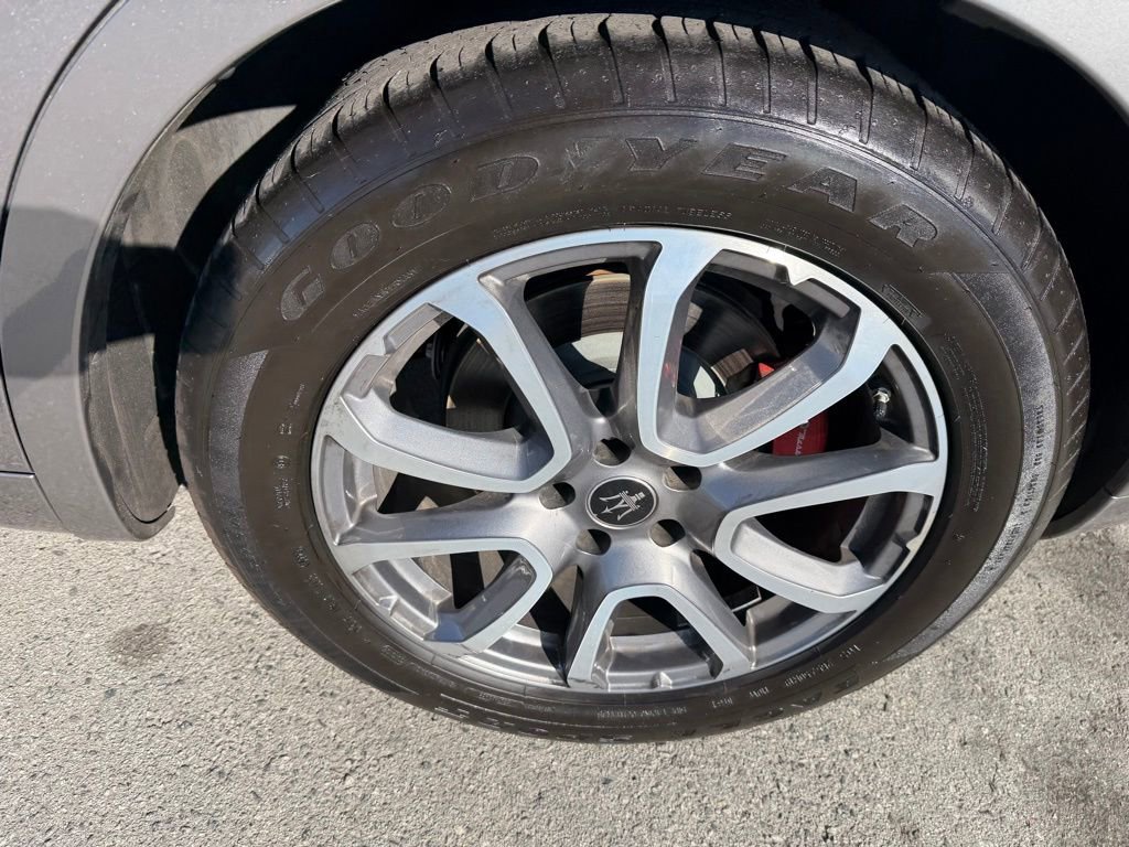 Used 2020 Maserati Levante GranLusso image 14