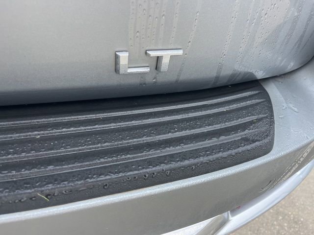 Used 2025 Chevrolet Suburban LT image 8