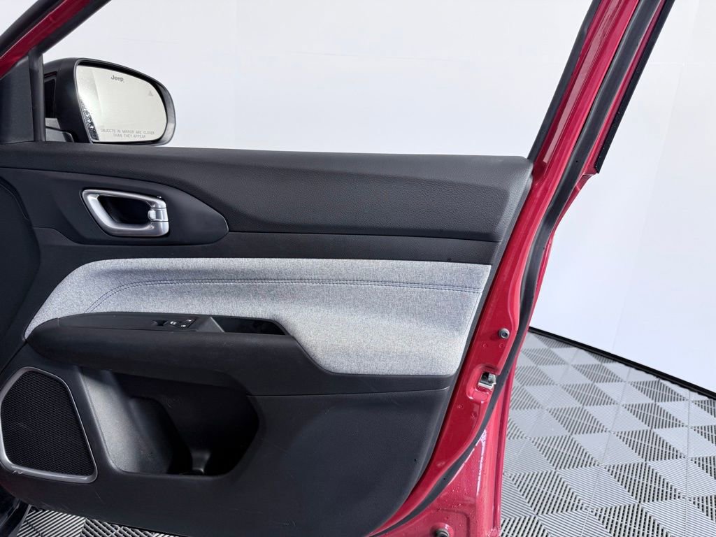 Used 2023 Jeep Compass Sport image 10