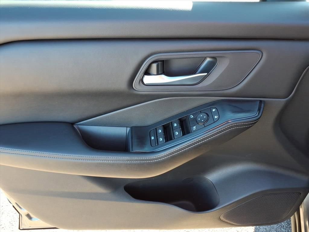 Used 2024 Nissan Rogue SV image 15