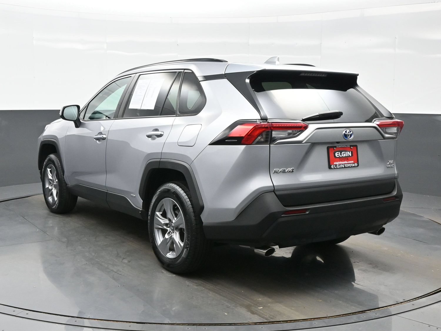 Used 2022 Toyota RAV4 XLE w/ Convenience Package AWD/4WD image 4