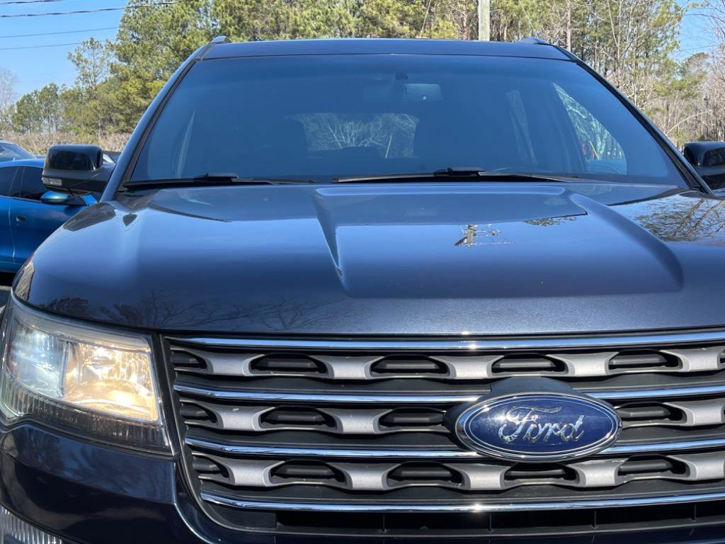 Used 2017 Ford Explorer XLT w/ Equipment Group 201A AWD/4WD image 12