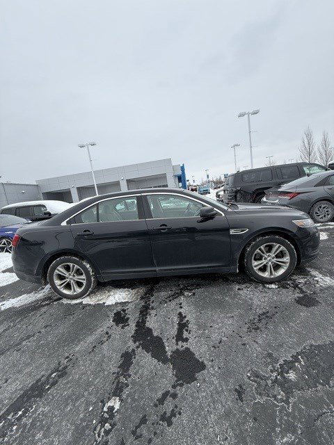 Used 2018 Ford Taurus SE image 3