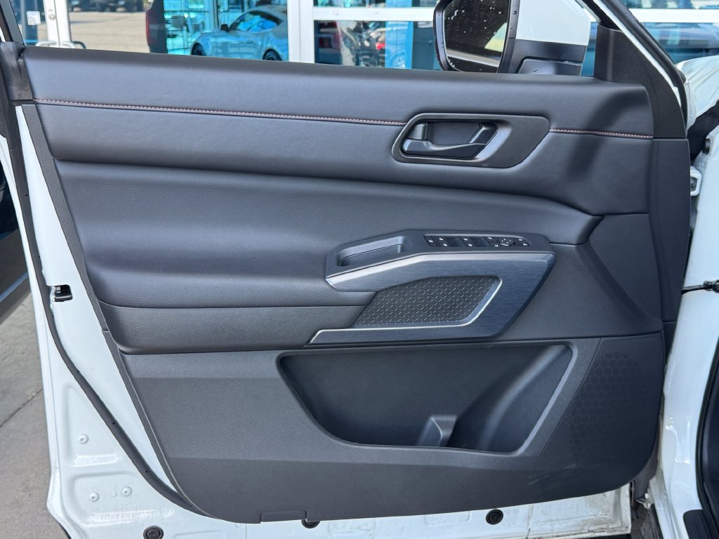 Used 2025 Nissan Pathfinder Rock Creek AWD/4WD image 17
