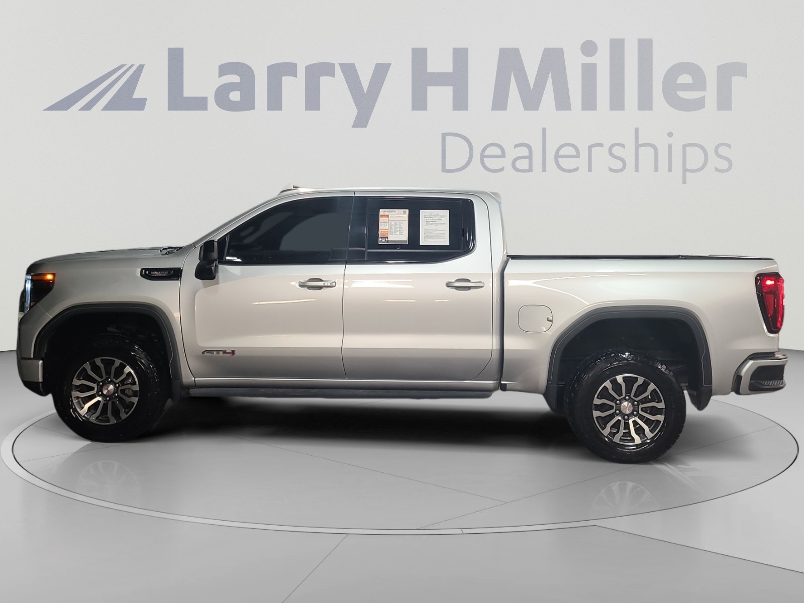 Used 2022 GMC Sierra 1500 AT4 w/ AT4 Premium Package AWD/4WD image 2