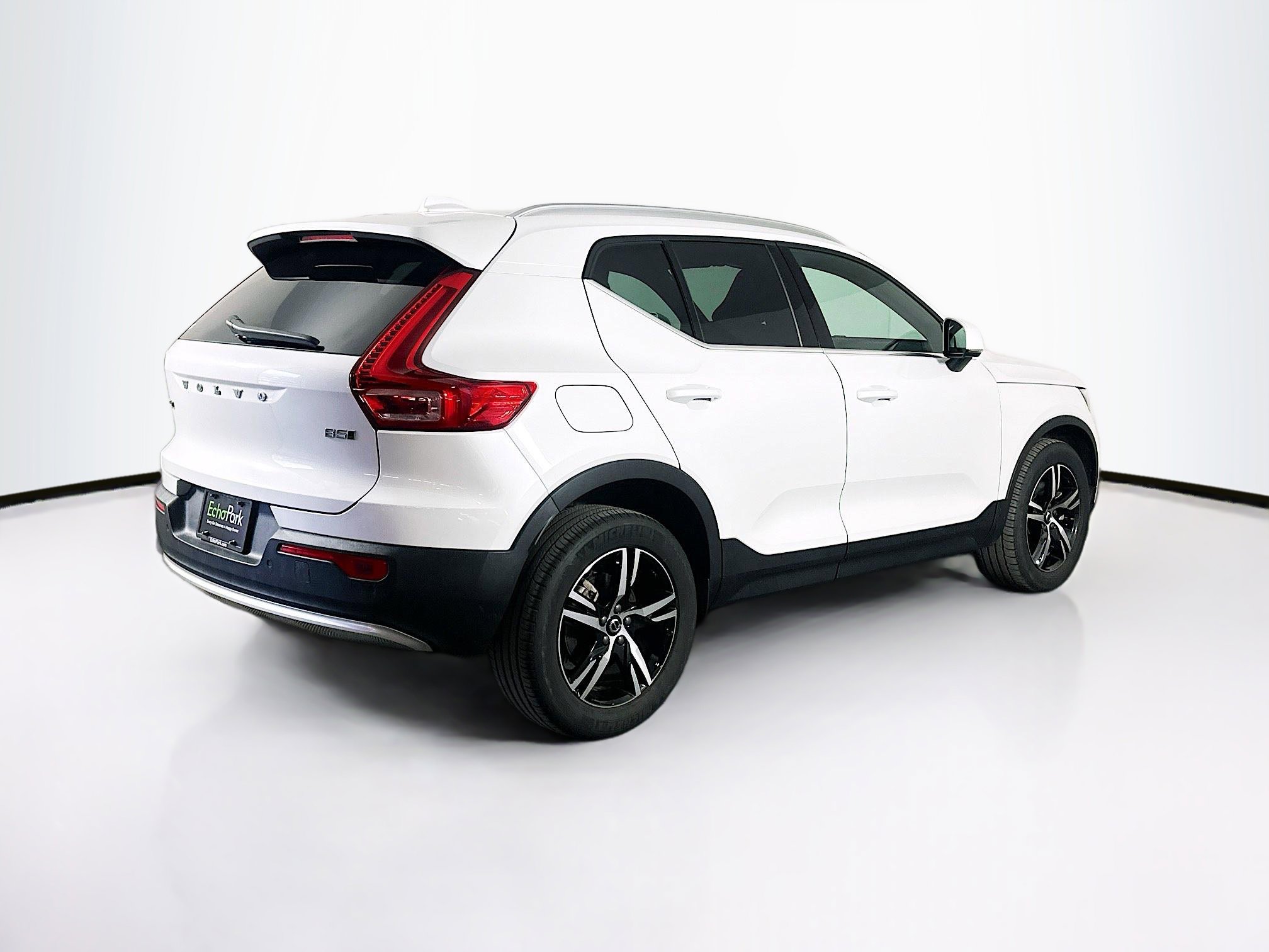 Used 2025 Volvo XC40 B5 Core image 9