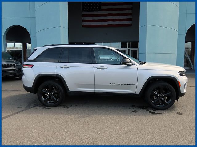 Used 2023 Jeep Grand Cherokee Altitude AWD/4WD image 1