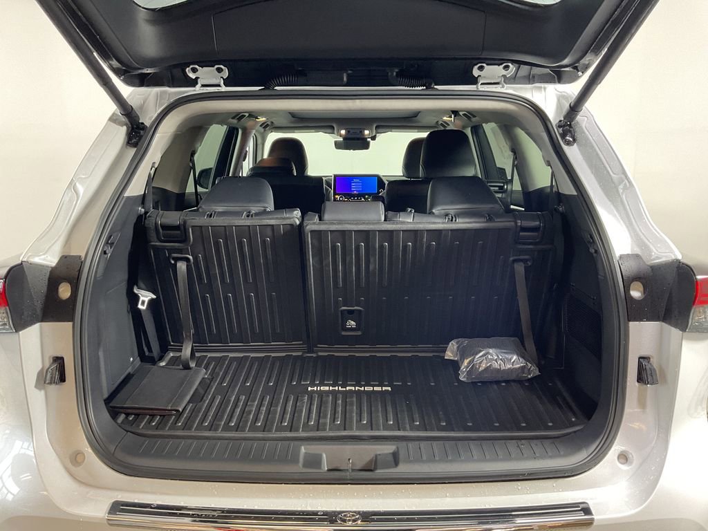 New 2026 Toyota Highlander Platinum image 21