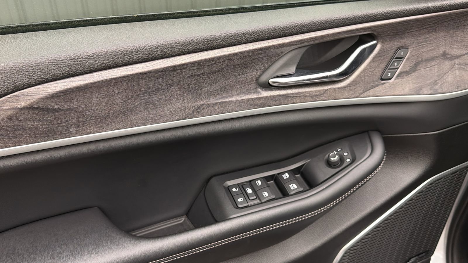 Used 2024 Jeep Grand Cherokee Limited 4xe w/ Luxury Tech Group II AWD/4WD image 30