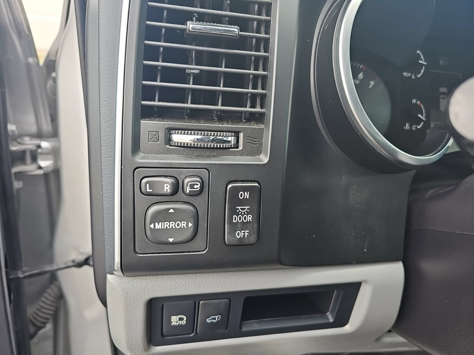 Used 2018 Toyota Sequoia Limited w/ Safety & Convenience Package AWD/4WD image 13
