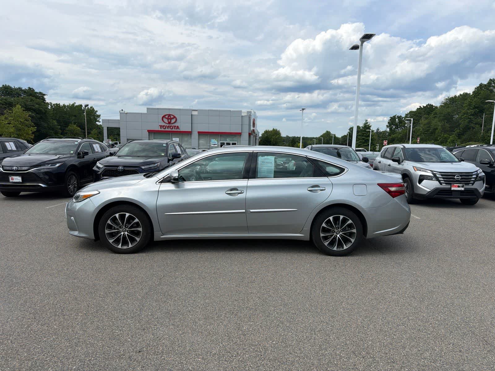 Used 2017 Toyota Avalon XLE Premium FWD image 4