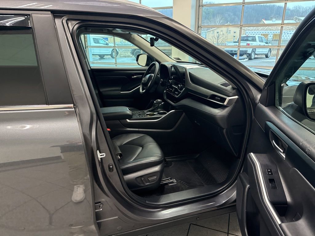 Used 2024 Toyota Highlander XLE AWD/4WD image 15