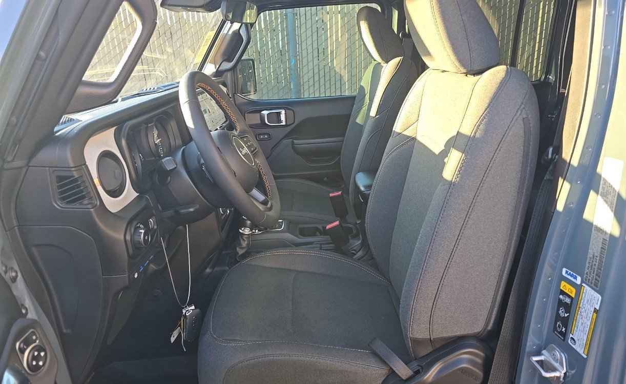 Used 2024 Jeep Wrangler Unlimited w/ Convenience Group AWD/4WD image 7