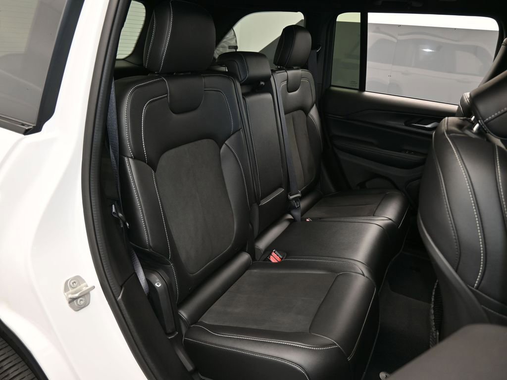 Used 2024 Jeep Grand Cherokee Altitude image 42