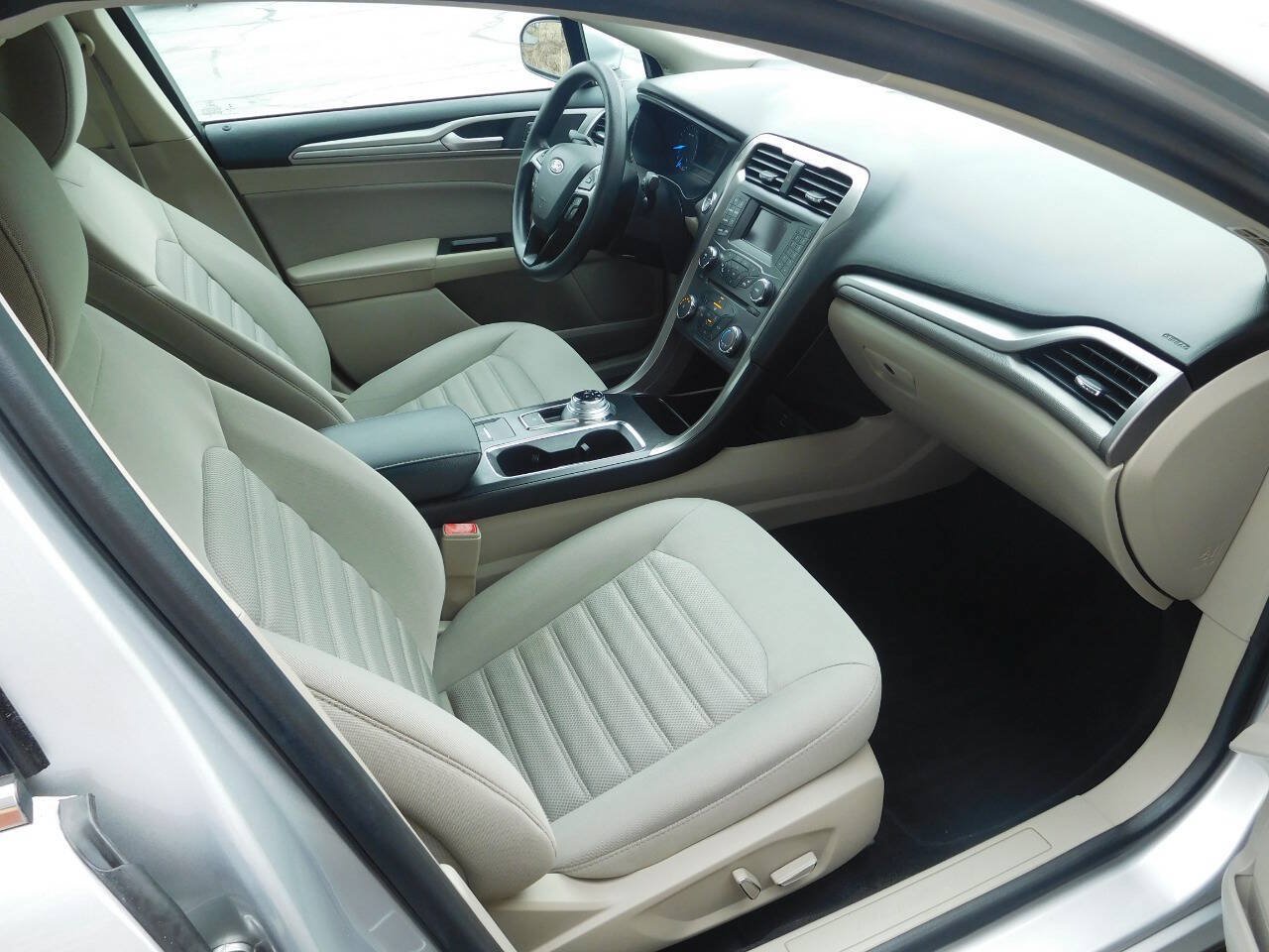 Used 2018 Ford Fusion SE FWD image 10