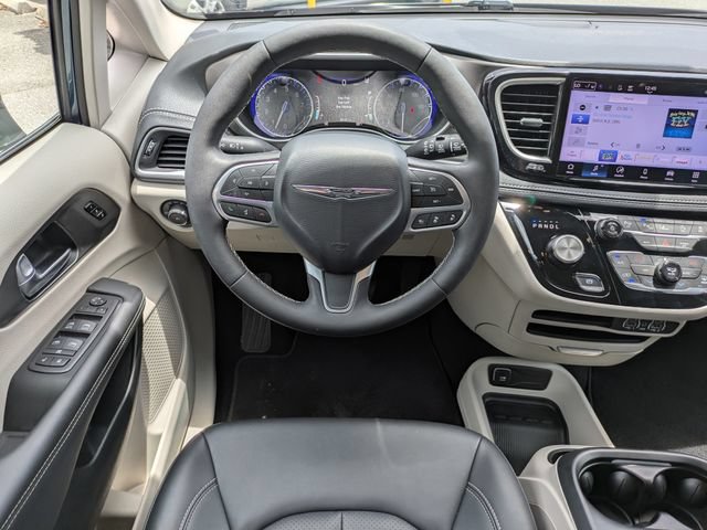 Used 2024 Chrysler Pacifica Touring-L AWD/4WD image 25