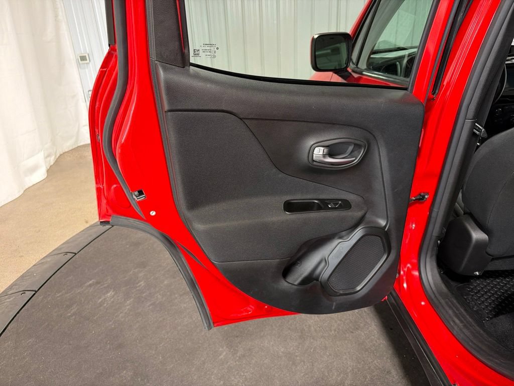 Used 2020 Jeep Renegade Latitude w/ Cold Weather Group AWD/4WD image 17