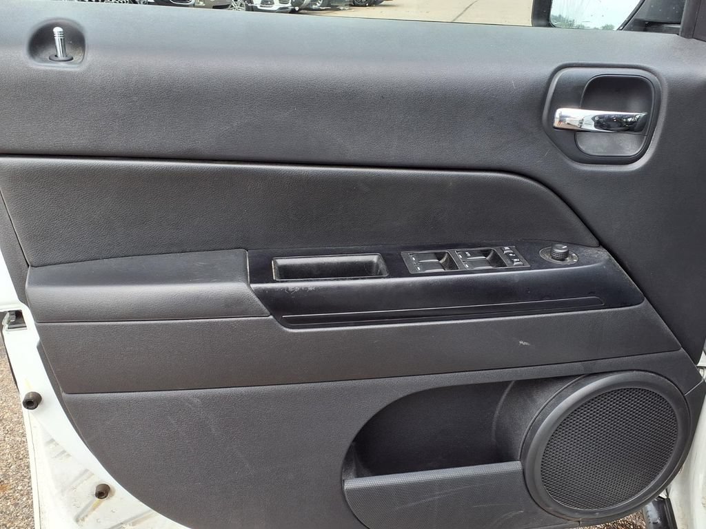 Used 2014 Jeep Patriot Latitude w/ Sun/Sound Group AWD/4WD image 12