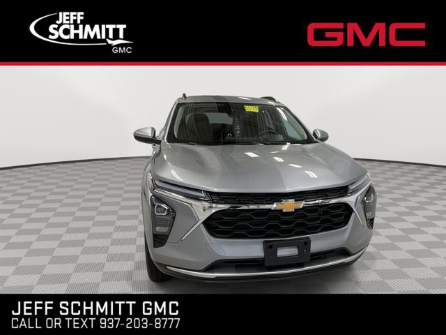Certified 2025 Chevrolet Trax LT w/ LT Convenience Package FWD image 3