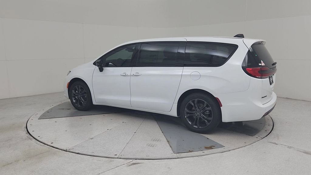 New 2026 Chrysler Pacifica Select image 10