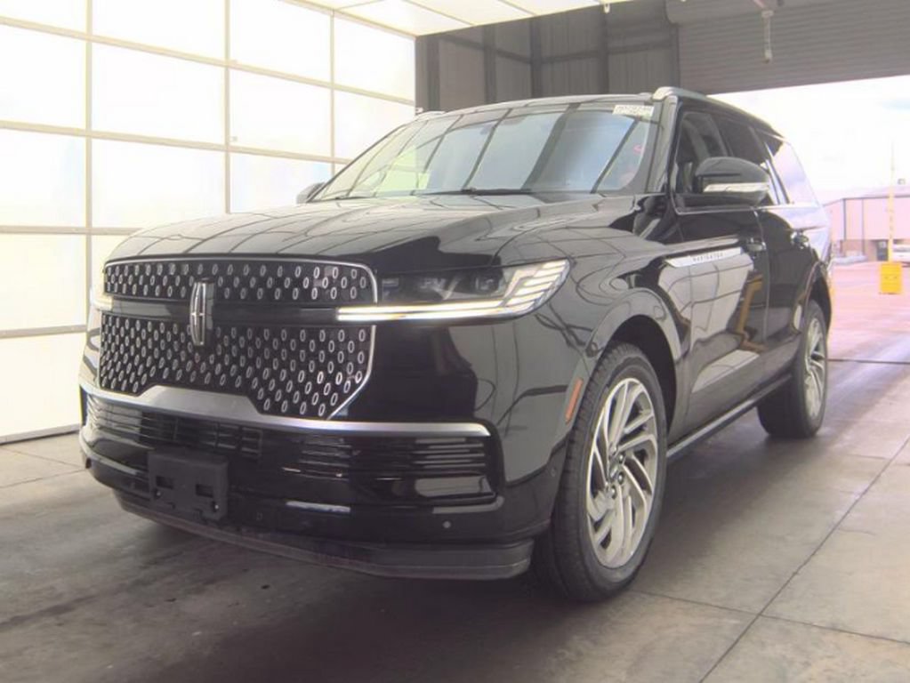 Used 2025 Lincoln Navigator Reserve AWD/4WD image 2