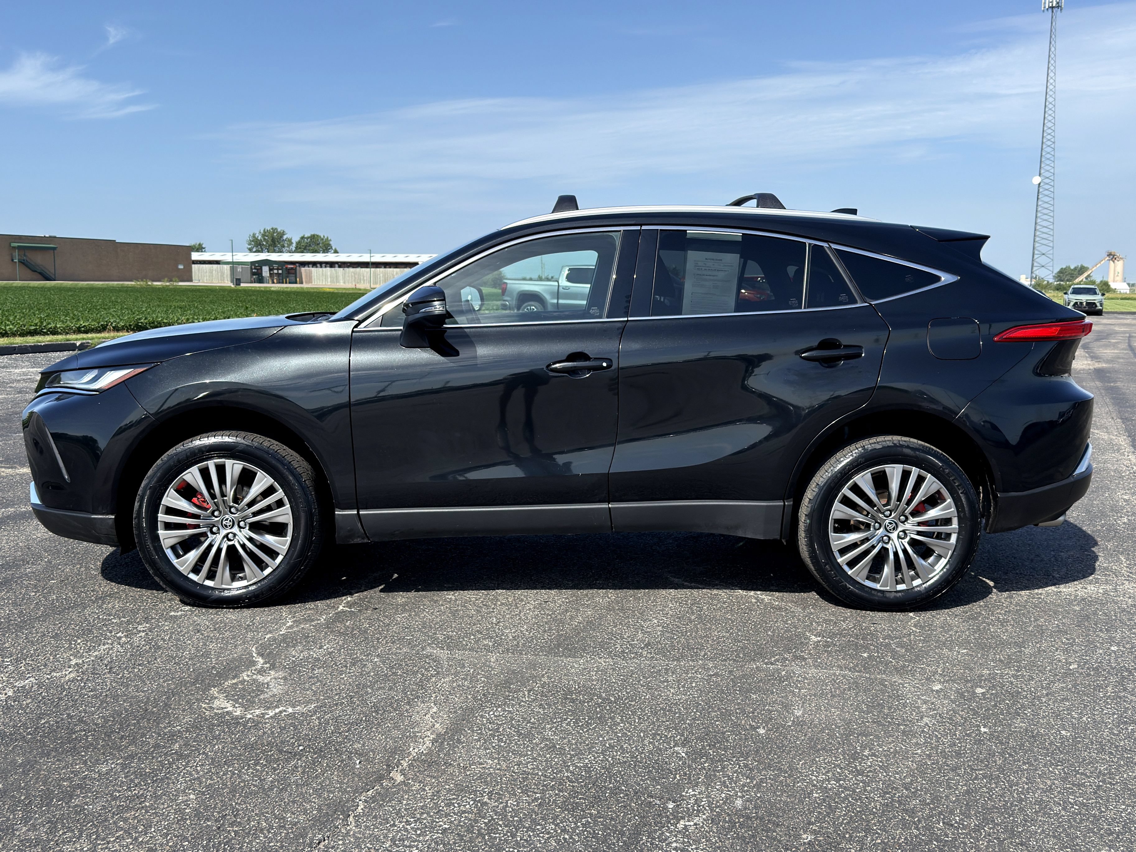 Used 2024 Toyota Venza XLE AWD/4WD image 7