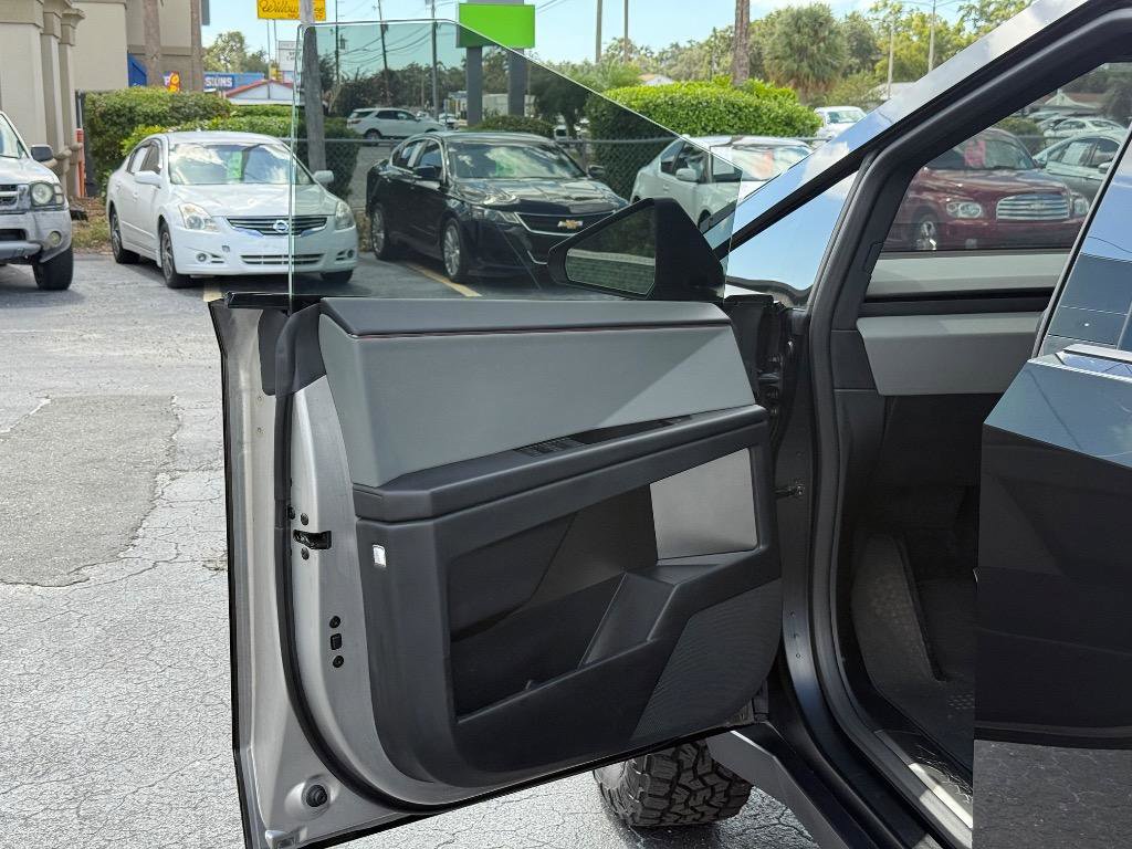 Used 2024 Tesla Cybertruck AWD Crew Cab image 9