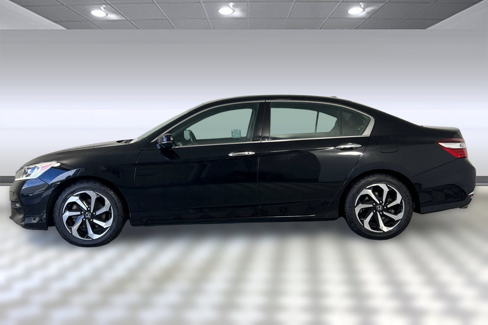 Used 2017 Honda Accord EX-L image 2