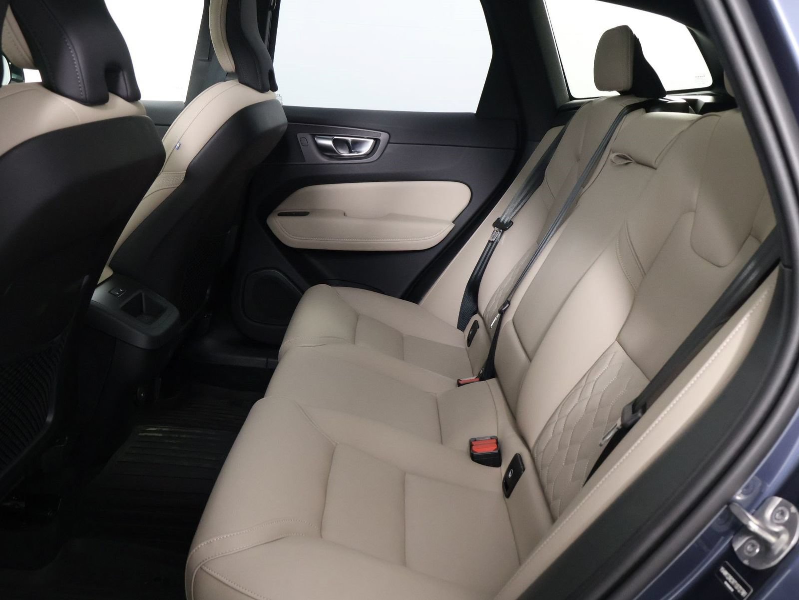 Certified 2026 Volvo XC60 B5 Plus w/ Protection Package Premier AWD/4WD image 32