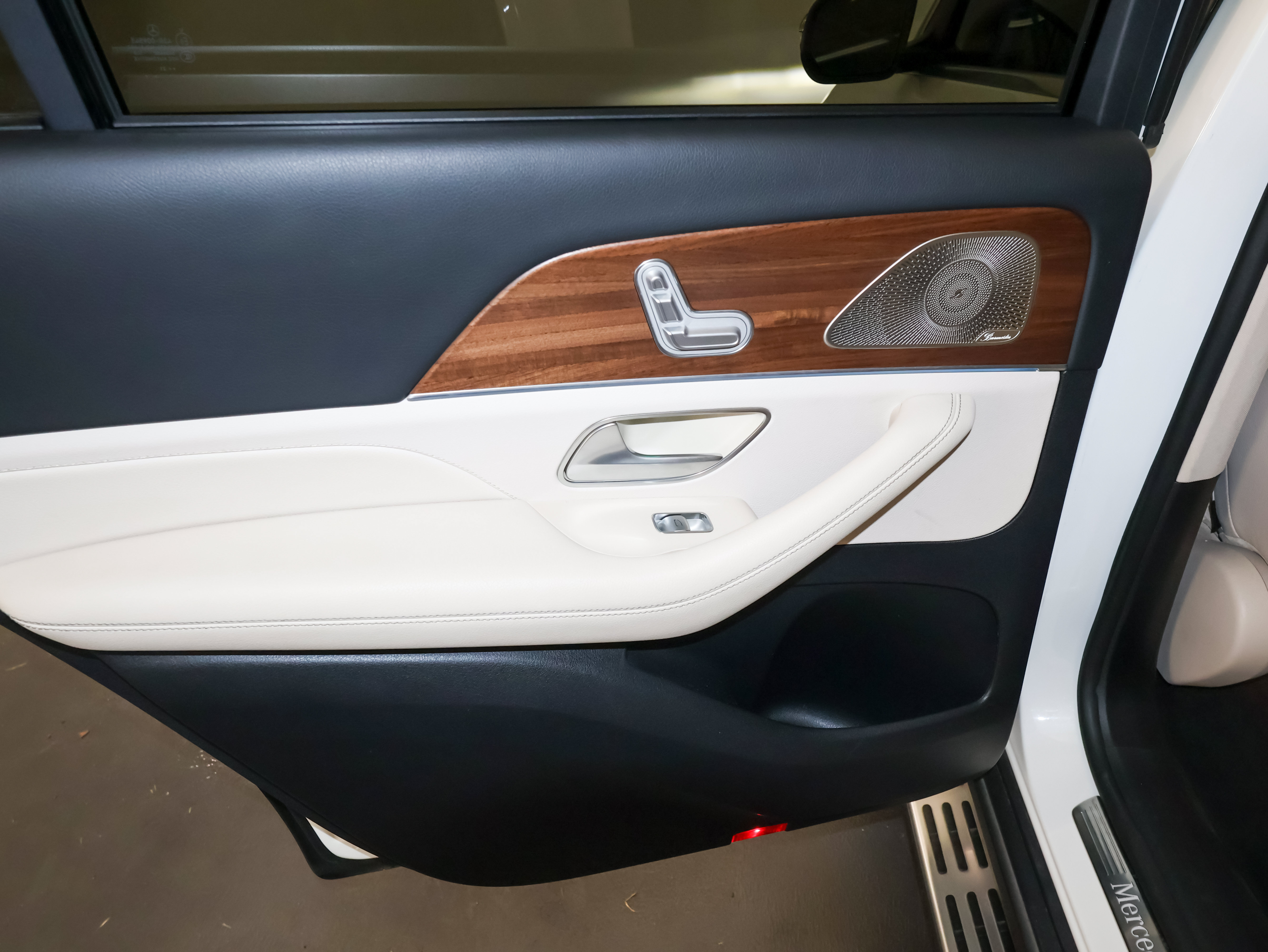 Used 2021 Mercedes-Benz GLS 450 4MATIC image 25