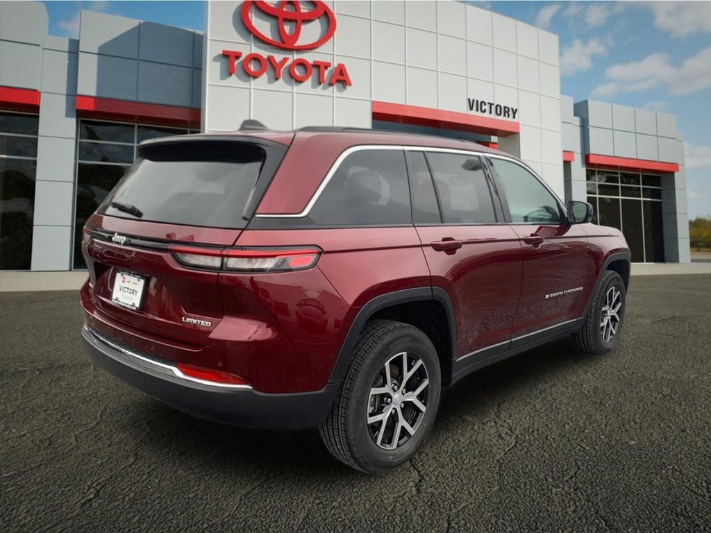 Used 2024 Jeep Grand Cherokee Limited image 3