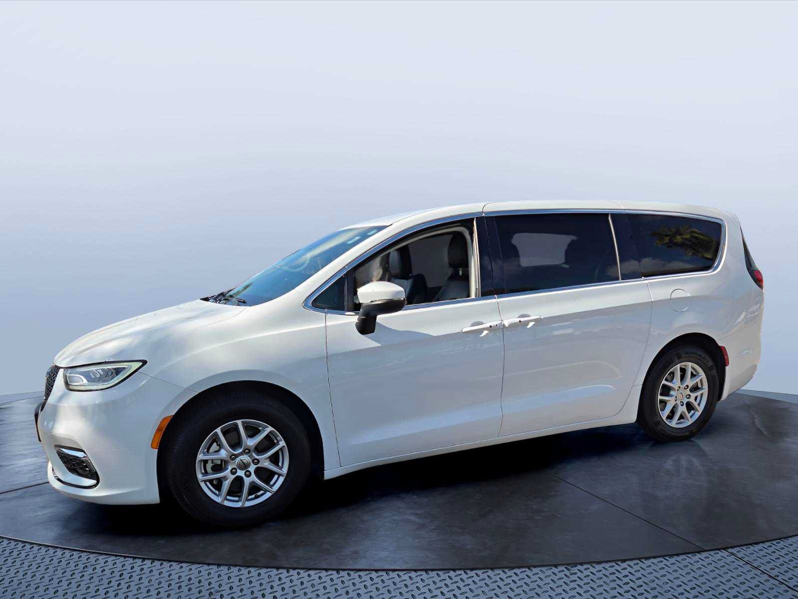Used 2023 Chrysler Pacifica Touring-L FWD image 13