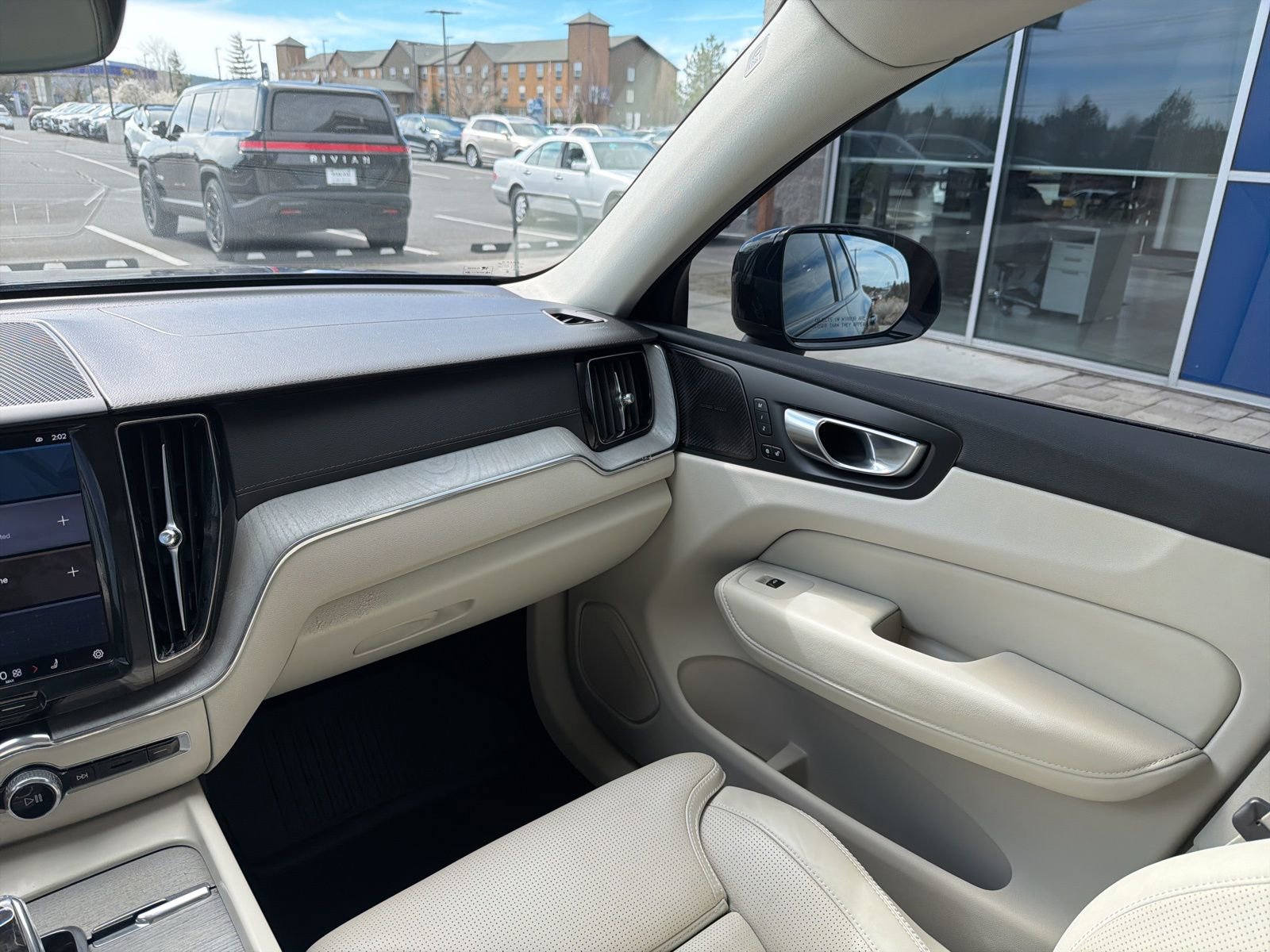 Used 2024 Volvo XC60 B5 Ultimate w/ Protection Package Premier image 12