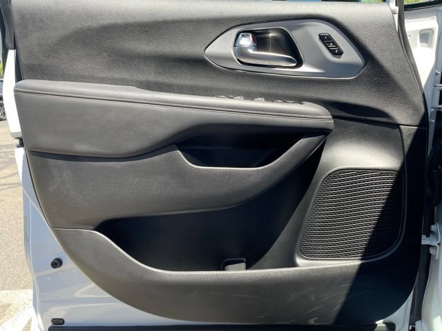 Used 2025 Chrysler Pacifica Limited AWD/4WD image 9