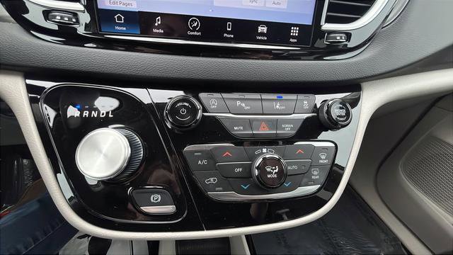 Used 2023 Chrysler Pacifica Touring-L FWD image 16