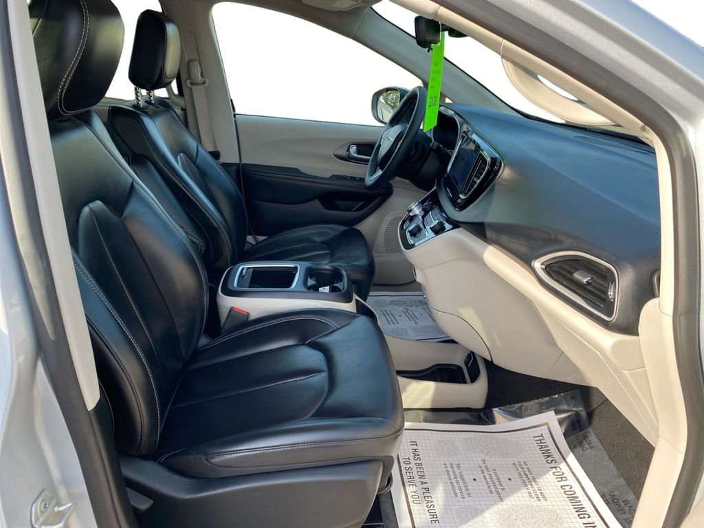 Used 2023 Chrysler Pacifica Touring-L FWD image 17