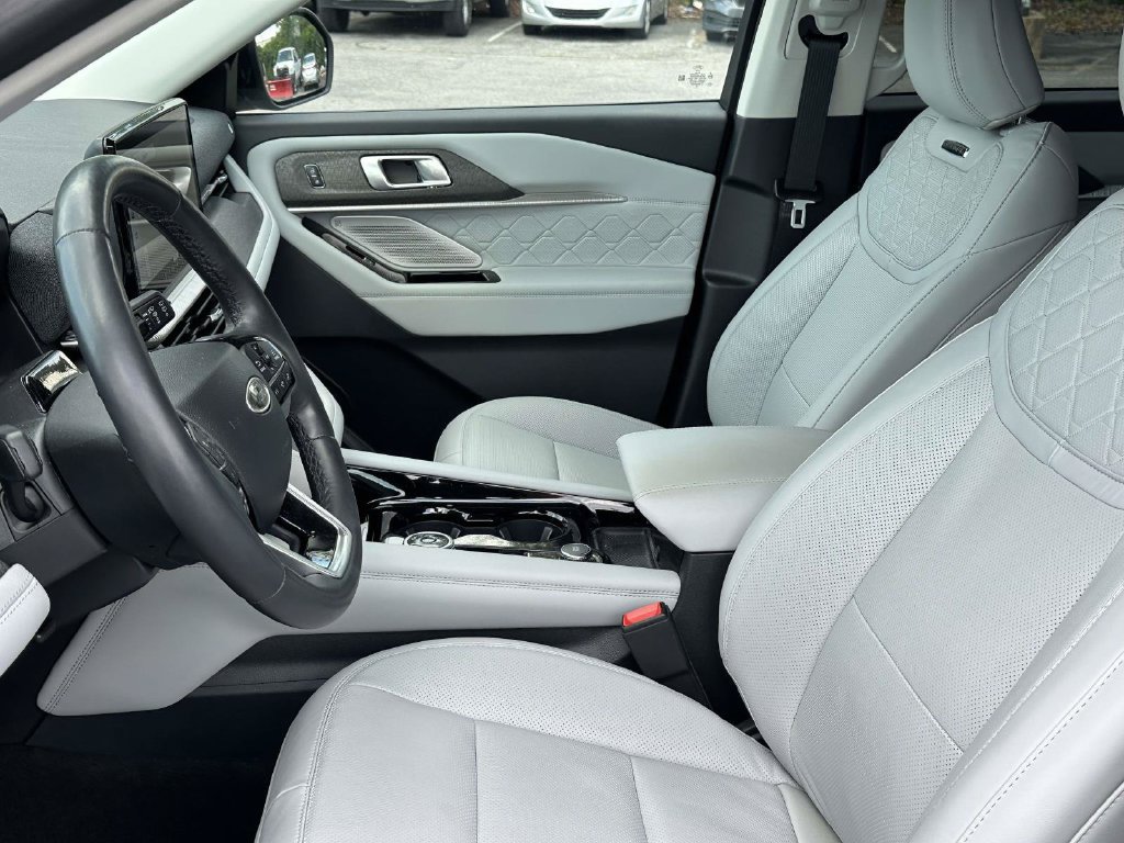 Used 2025 Ford Explorer Platinum w/ Ultimate Package AWD/4WD image 9