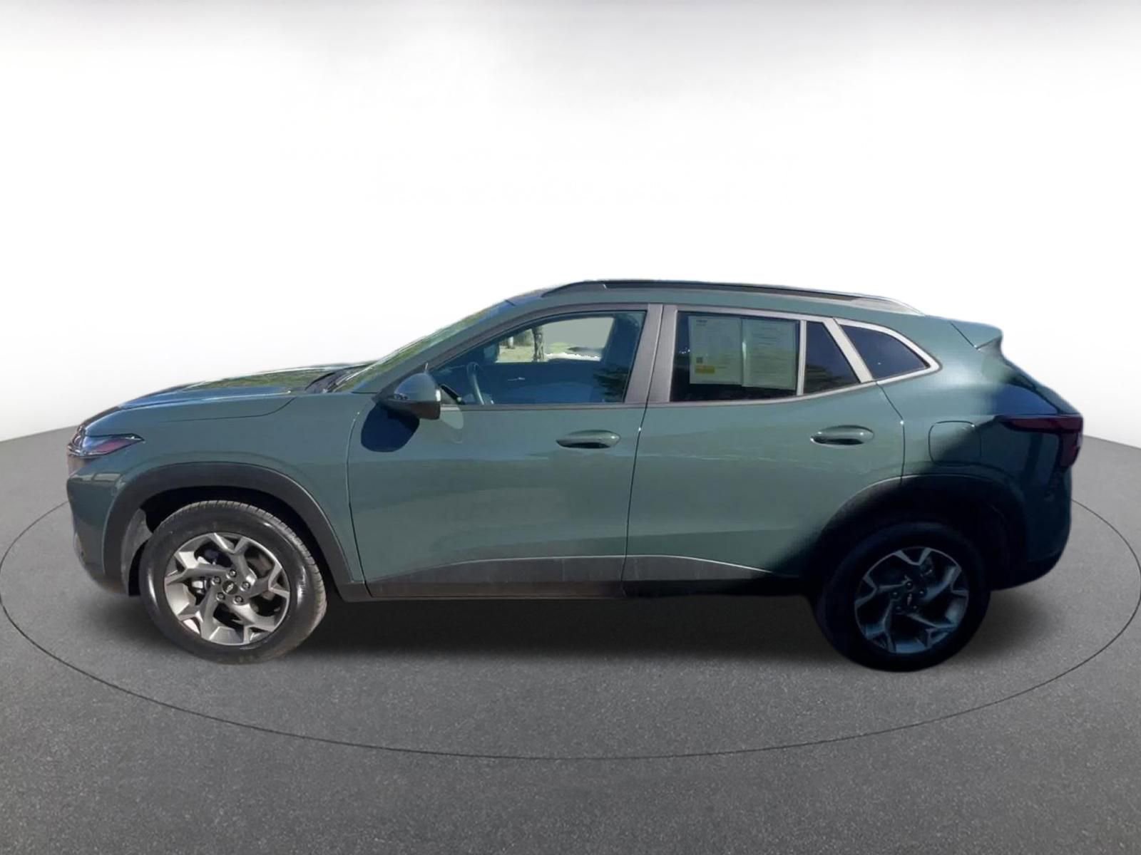 Used 2025 Chevrolet Trax LT w/ LT Convenience Package FWD image 11