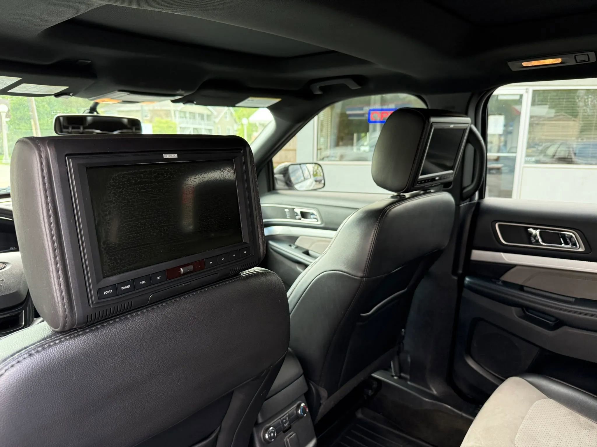 Used 2017 Ford Explorer XLT w/ XLT Technology Feature Bundle AWD/4WD image 12